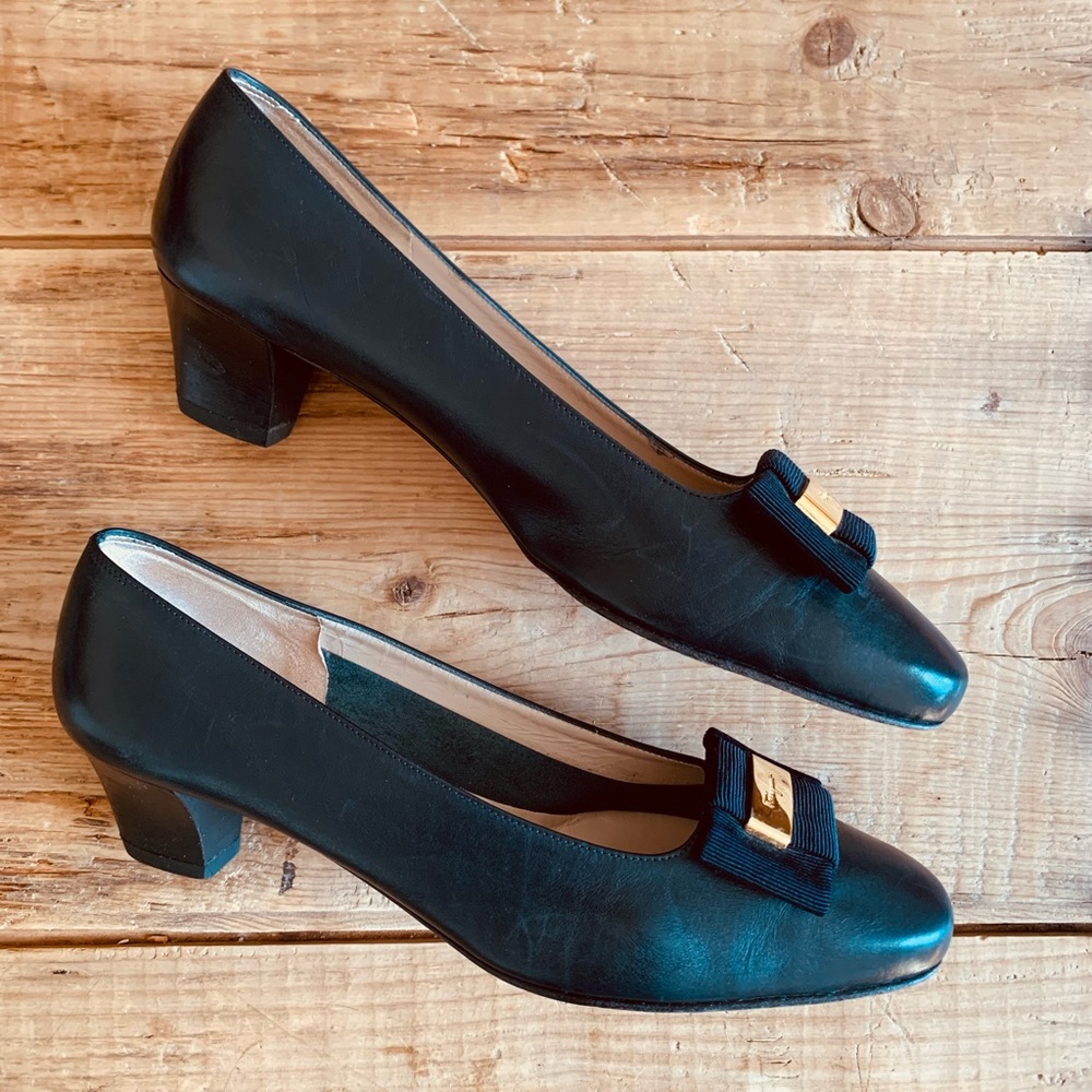 Salvatore Ferragamo—Vintage Vara Bow Heel Pumps, Double Bow (8.5 A2, Narrow) - Picture 2 of 13